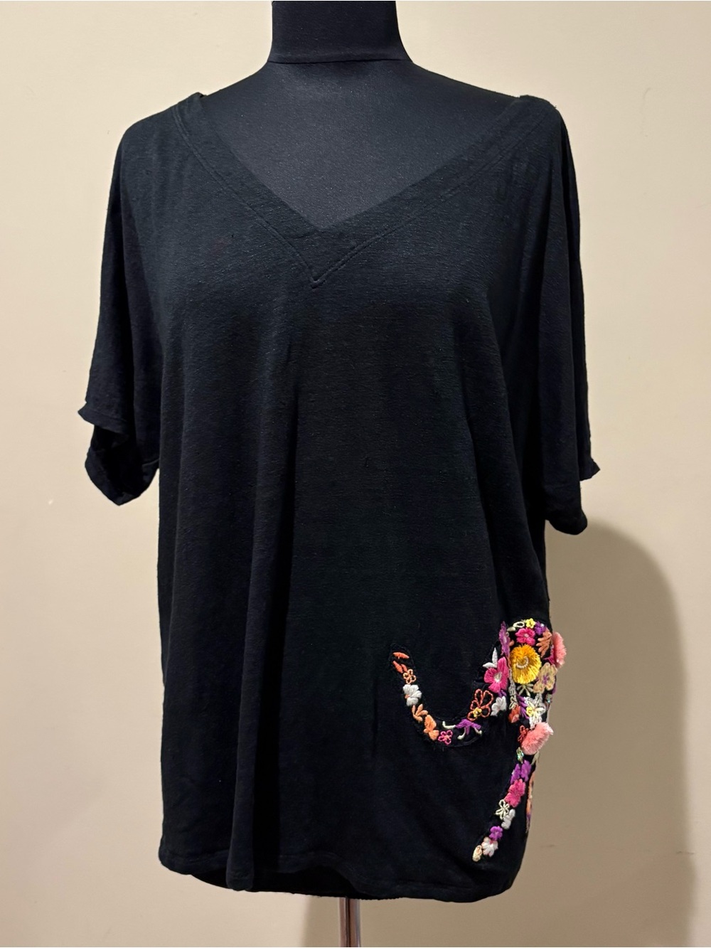 Chico's Women's linen V-Neck Top with Floral elephant Embroidery size 2 US L